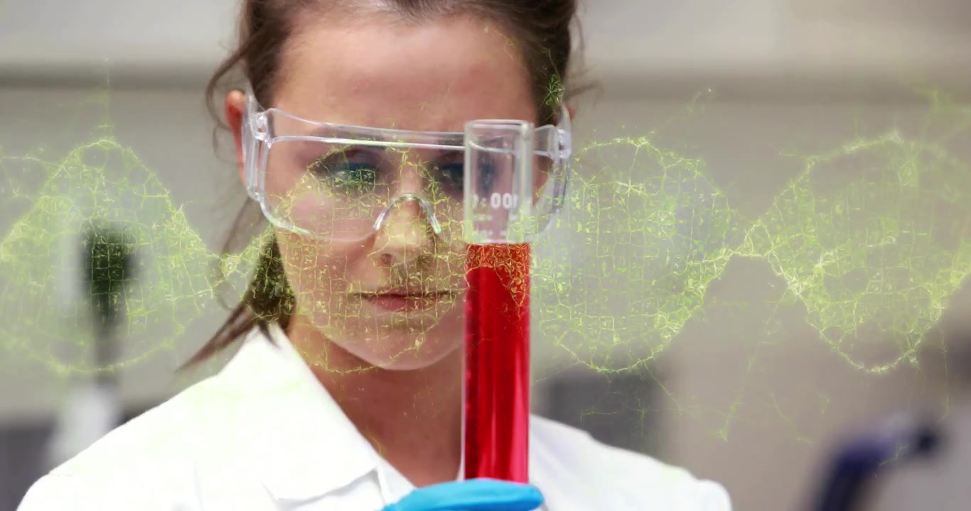 Videnskabsmand undersøger rød væske i reagensglas med DNA-overlay