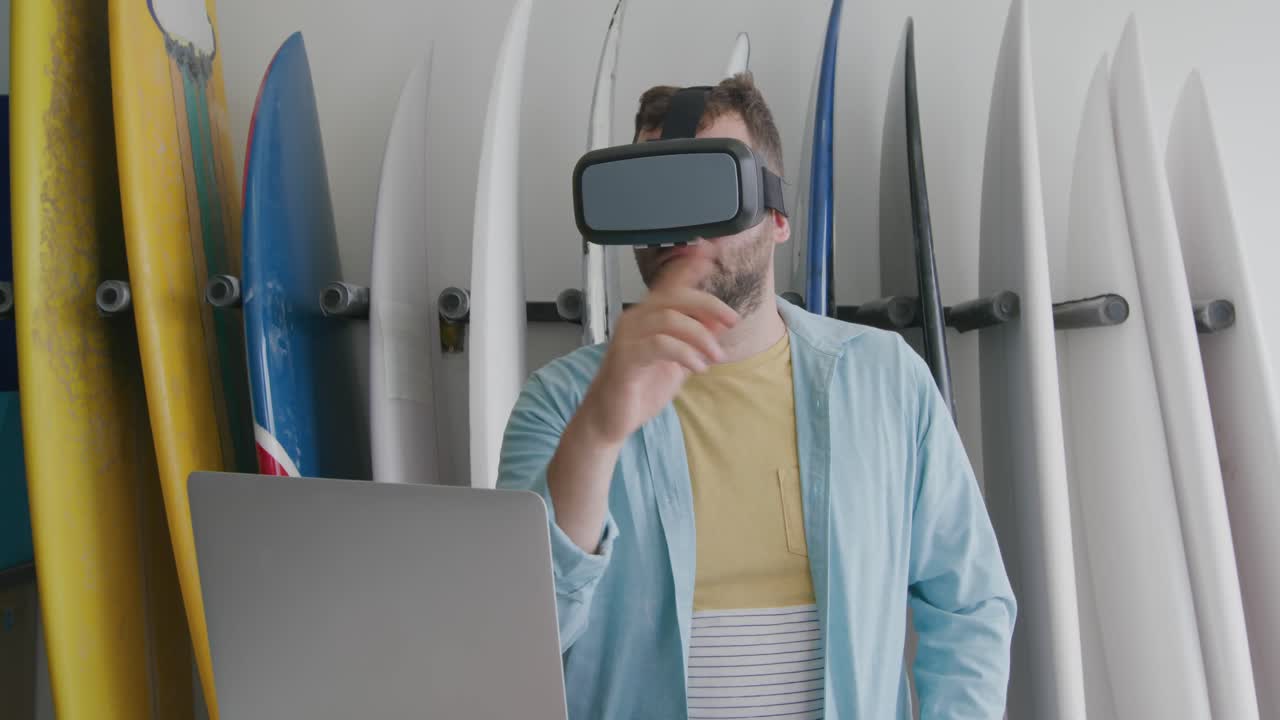 мужчина, делающий доски для серфинга, в своей мастерской