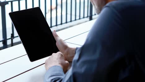 Geschäftsmann-Nutzt-Digitales-Tablet-Im-Hotel-4k