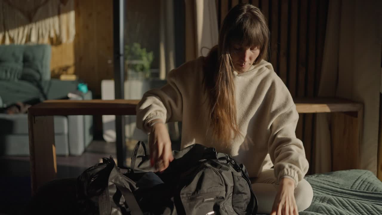 Donna che prepara una borsa da viaggio