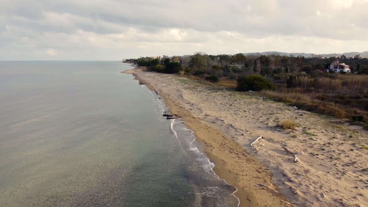 удивительный вид с воздуха полет назад кадры с дрона береговой линии на пляже бука с золотым песком на корфу