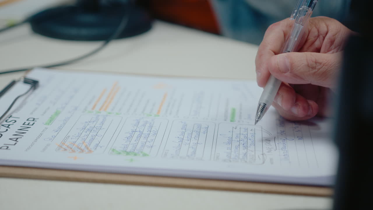 persona que escribe en un planificador