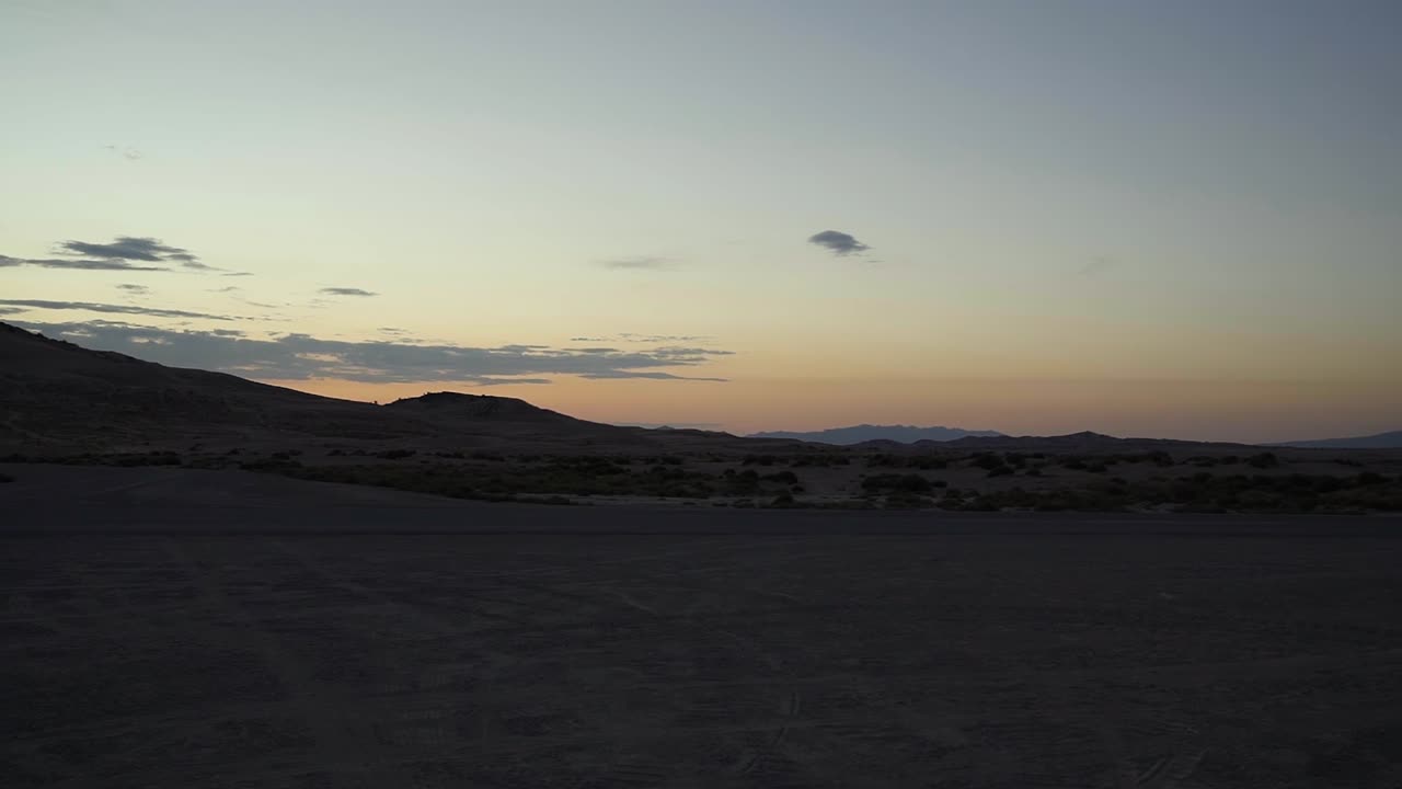 hermosa vista desde un auto de una vívida puesta de sol en el pequeño desierto del sahara en el centro de utah