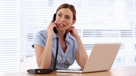 Una mujer de negocios al teléfono.