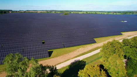 Vista-Aérea-De-Una-Gran-Granja-De-Energía-Solar-Industrial---Toma-De-Drones