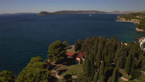 una hermosa vista aérea de sustipan en split