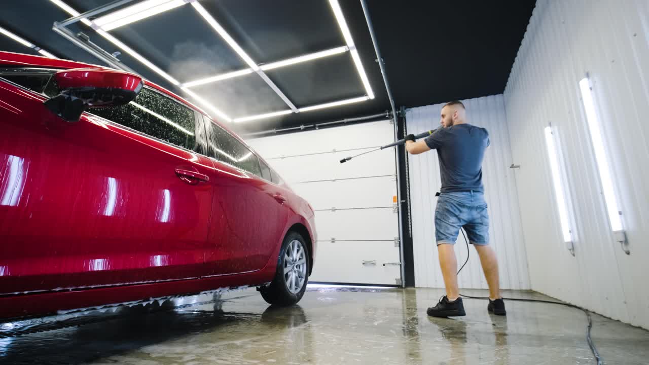 자동차 세탁: 거품과 고압 물로 청소.