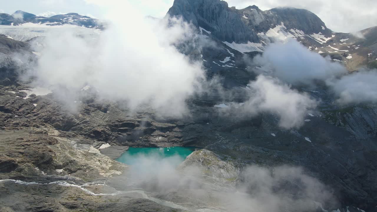 구름과 산 사이의 영화 비행