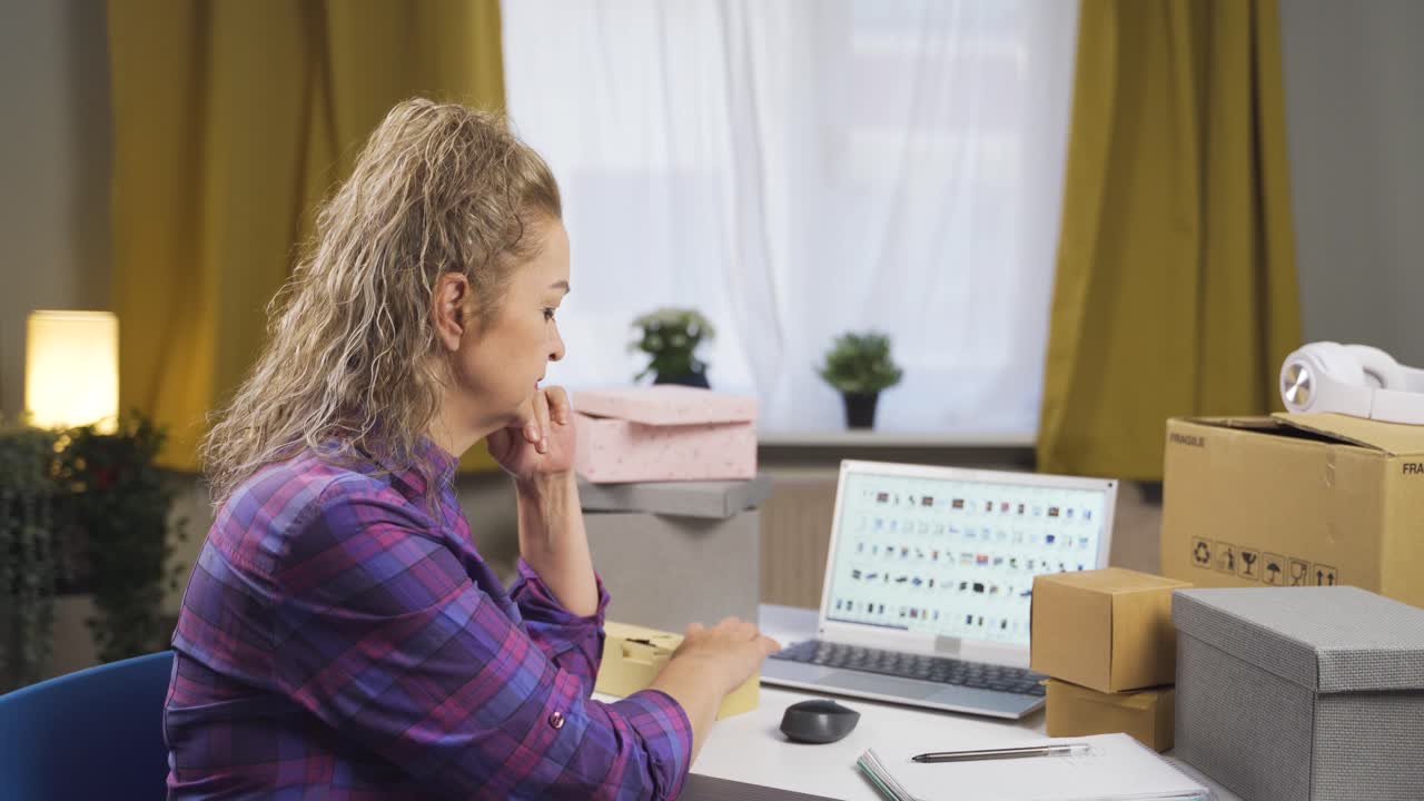 온라인 상점을 운영하는 기업가는 제품을 판매합니다.