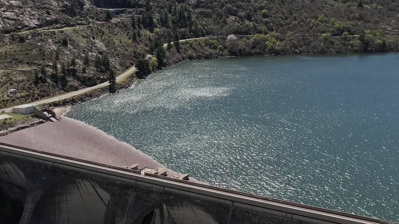 Vista della diga e dell'acqua in Corsica in una giornata di sole