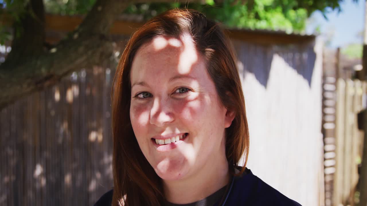 개 보호소 에 있는 백인 여성 자원 봉사자