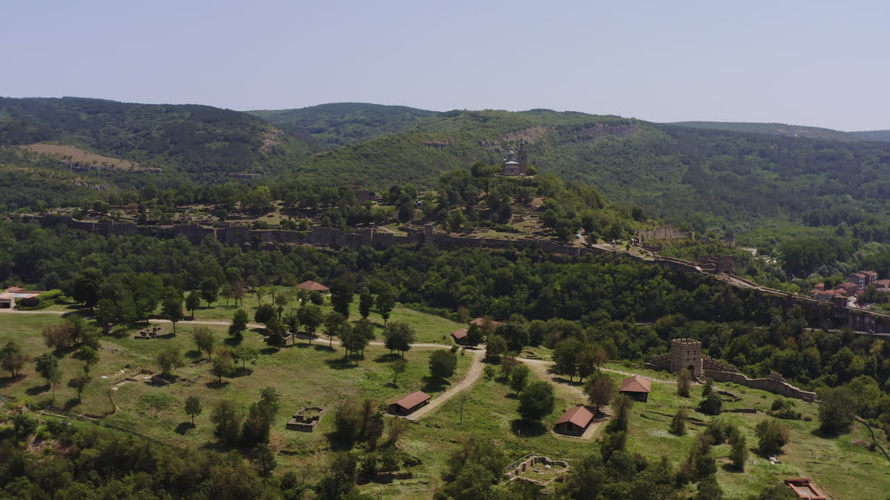 Scatto aereo con drone della fortezza medievale di Tsarevets nella città storica di Veliko Tarnovo, costruita su ripide colline.