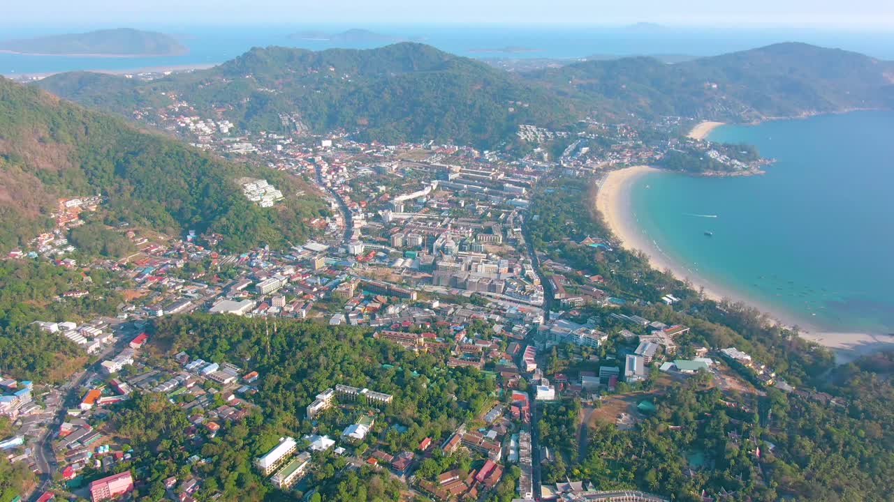 vista aérea de una ciudad costera