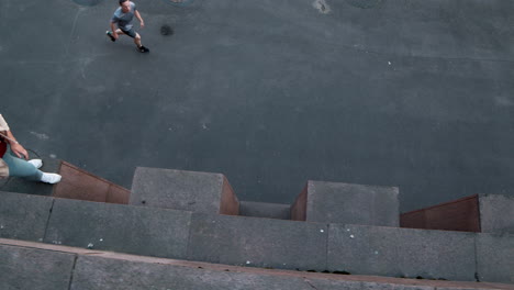 Männer-Machen-Parkour-Auf-Der-Straße