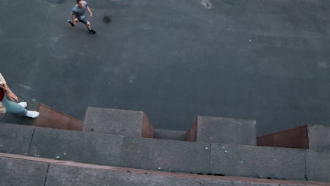 hombres haciendo parkour en la calle