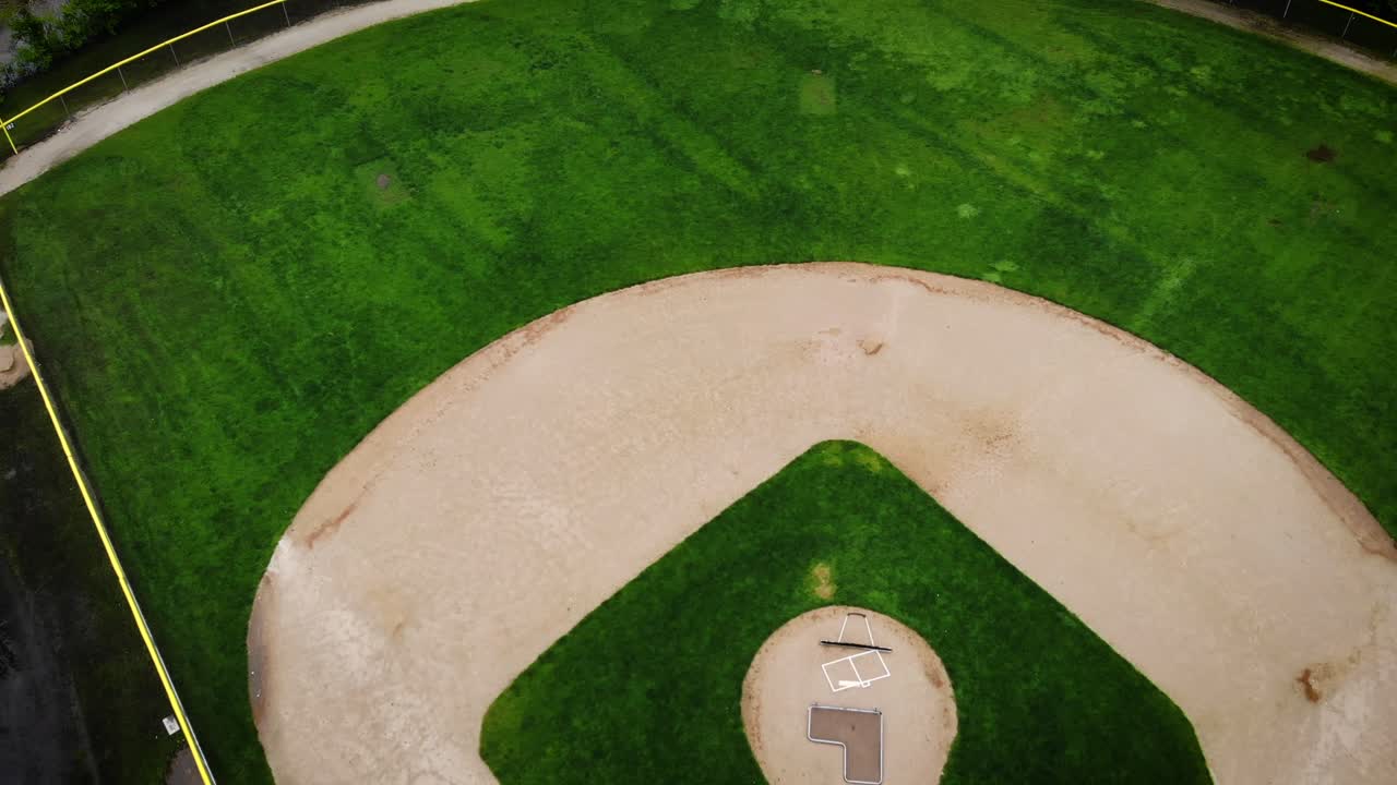 Una ripresa con drone di un campo da baseball in mezzo a un bosco.