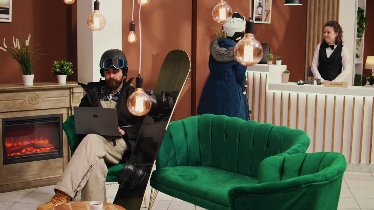 관광객은 개인 노트북으로 일한다