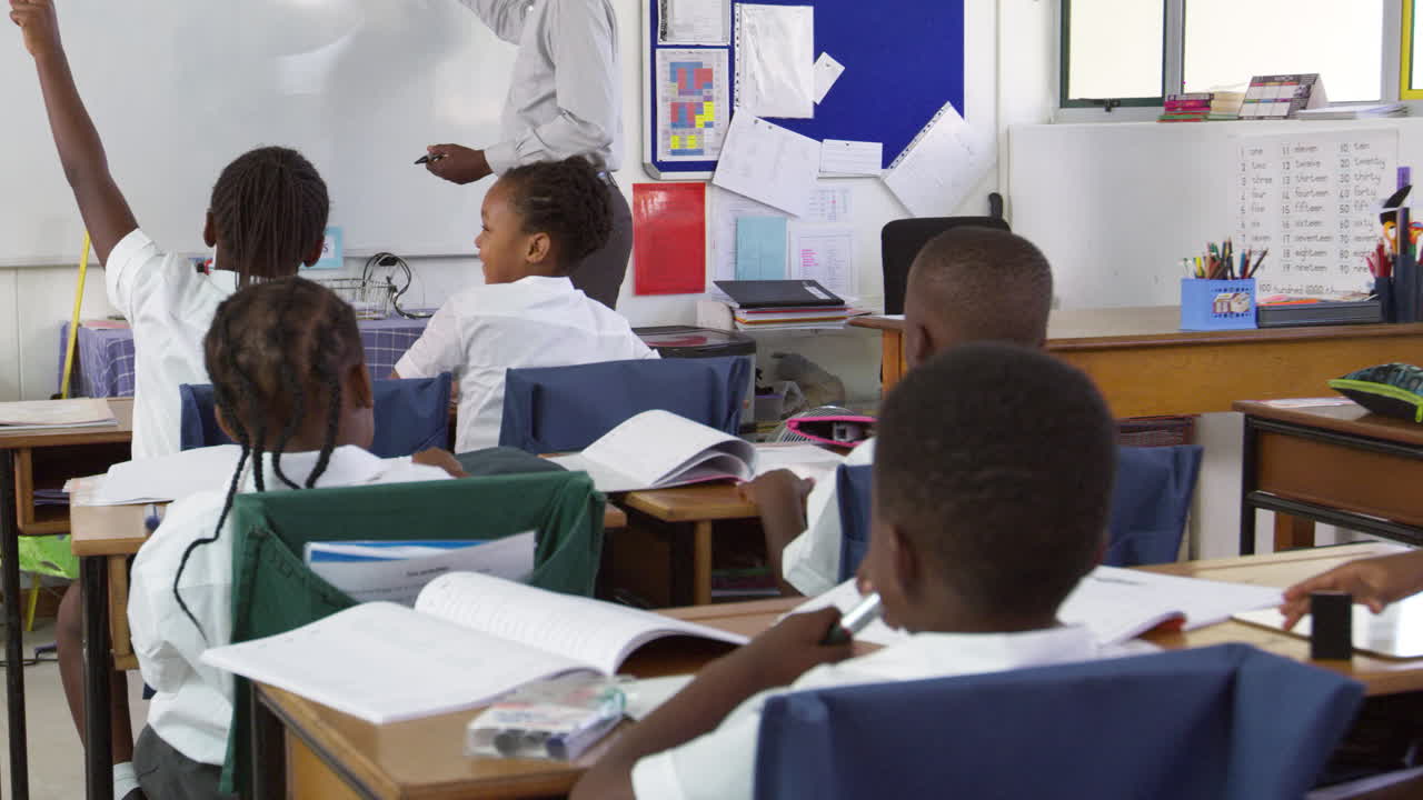 maestro en la pizarra tomando una clase de escuela primaria
