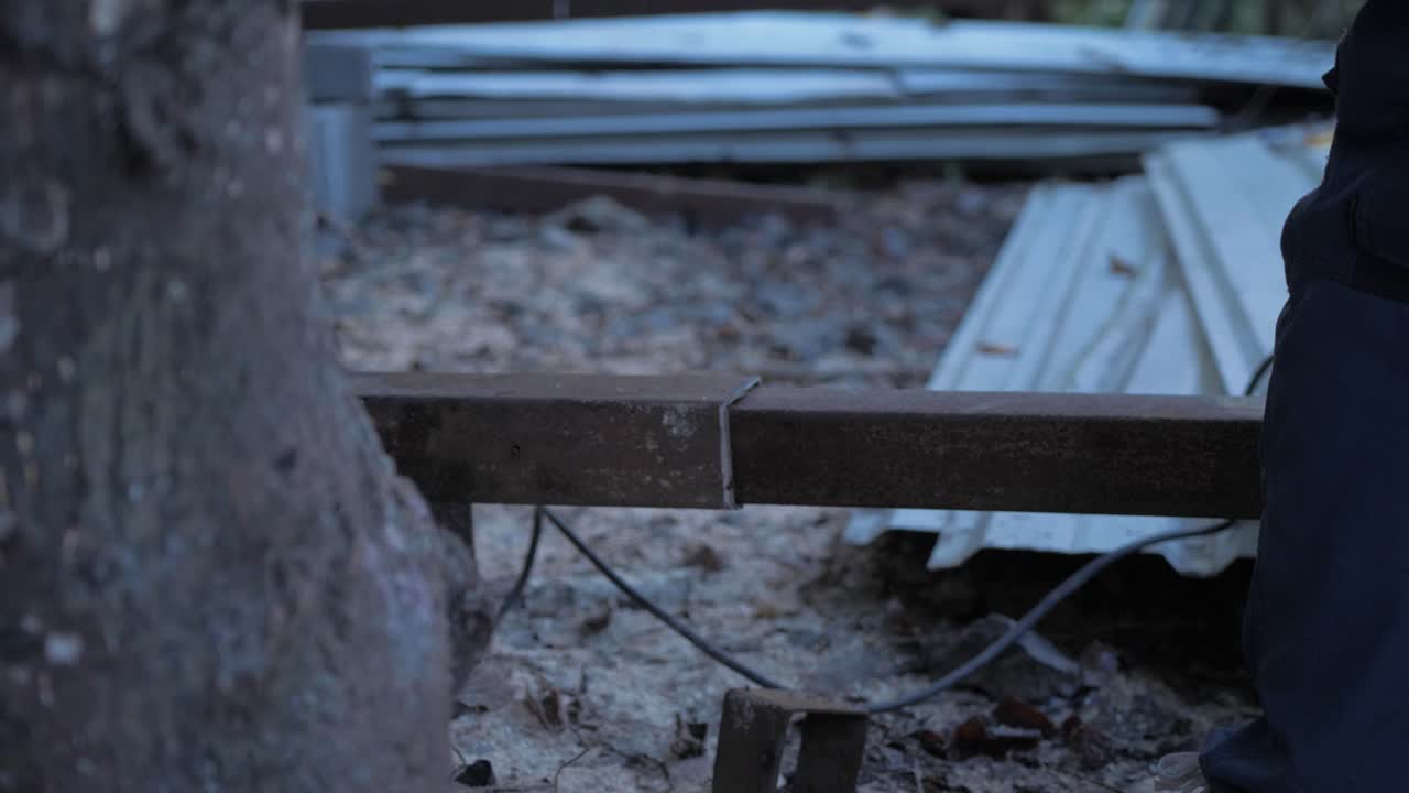 더 작은 직경의 강철 상자 섹션을 더 큰 섹션에 끼우기