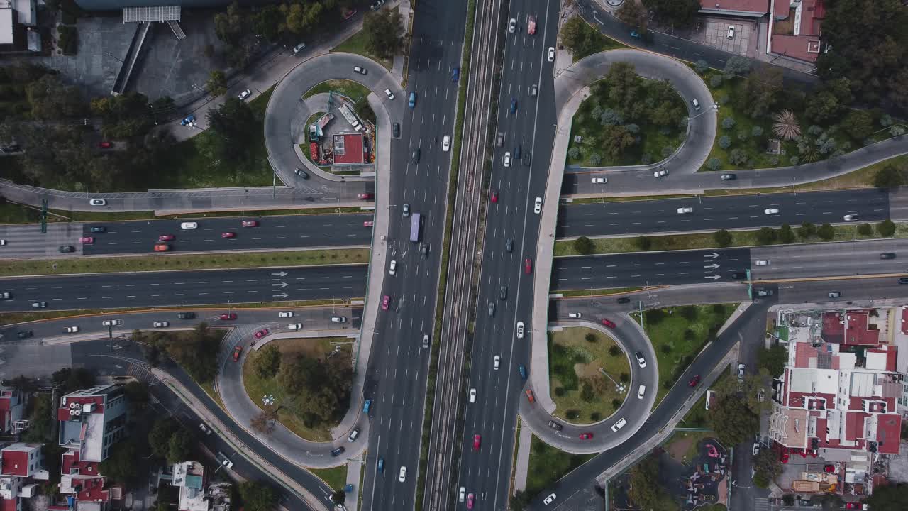 vista de arriba hacia abajo de un dron de una carretera cruzada en la ciudad de méxico