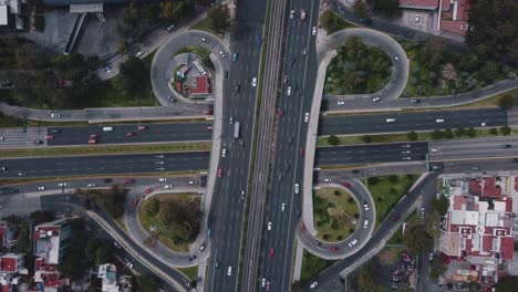 Vista-De-Arriba-Hacia-Abajo-De-Un-Dron-De-Una-Carretera-Cruzada-En-La-Ciudad-De-México