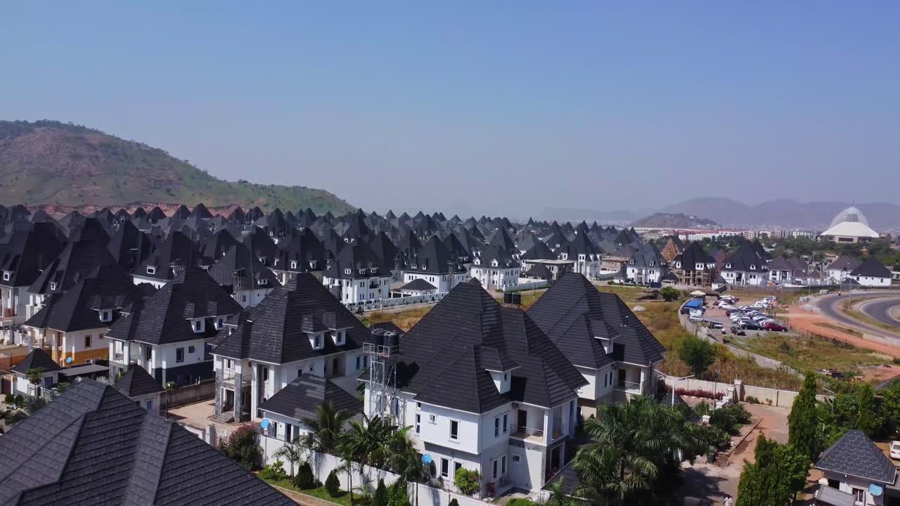 Cảnh quay từ trên cao của một ngôi nhà độc lập tuyệt đẹp trong khu dân cư ngoại ô mới xây dựng và giàu có ở Abuja, Nigeria.
