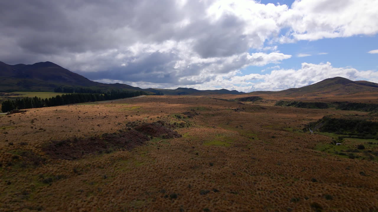 vista aérea del vasto paisaje salvaje con colinas en la región sur de nueva zelanda
