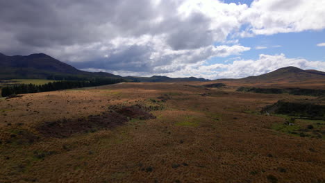 Vista-Aérea-Del-Vasto-Paisaje-Salvaje-Con-Colinas-En-La-Región-Sur-De-Nueva-Zelanda