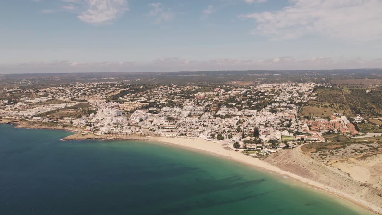 대서양과 해변 옆의 프라이아 다 루즈(praia da luz)의 드넓은 해변 마을