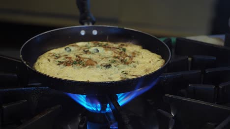 cocinando una tortilla en una estufa de gas