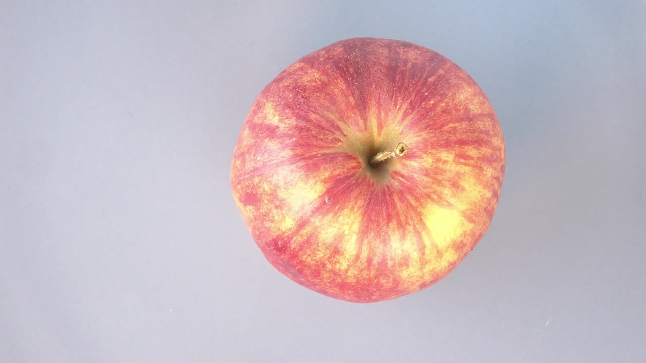은 사과가 접시 위에 회전합니다. 음식. 비디오.