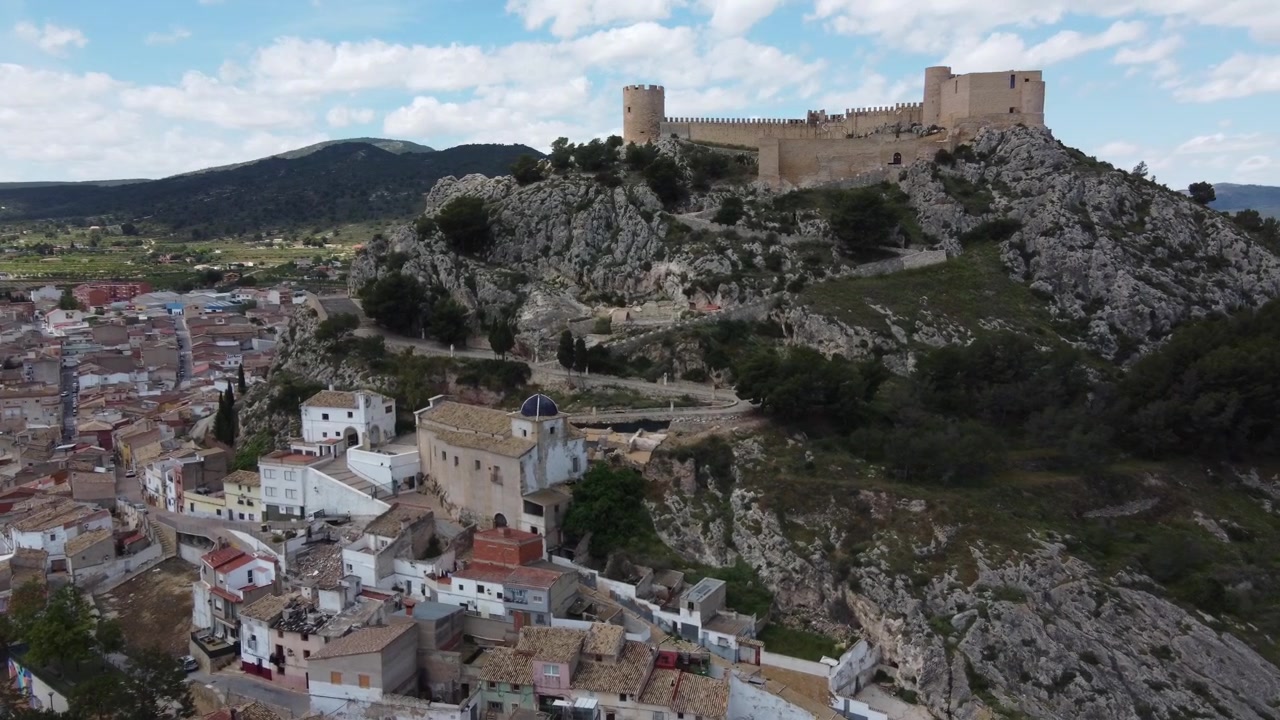 Veduta aerea del castello, dell'Eremo del Sangue e del centro storico di Castalla, Spagna
