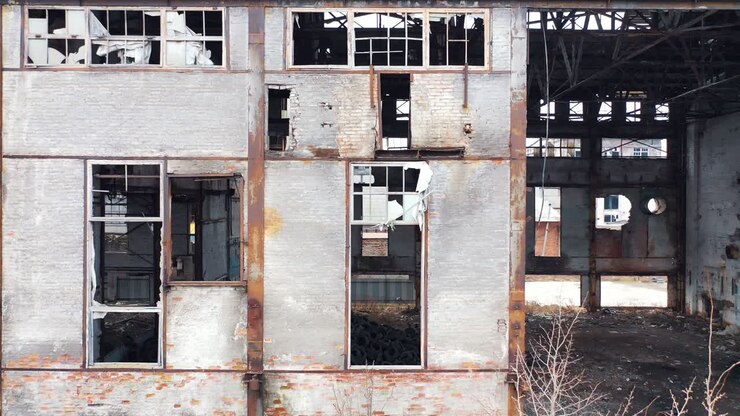 Rovine di una vecchia fabbrica. Vecchio edificio industriale da demolire. Veduta aerea