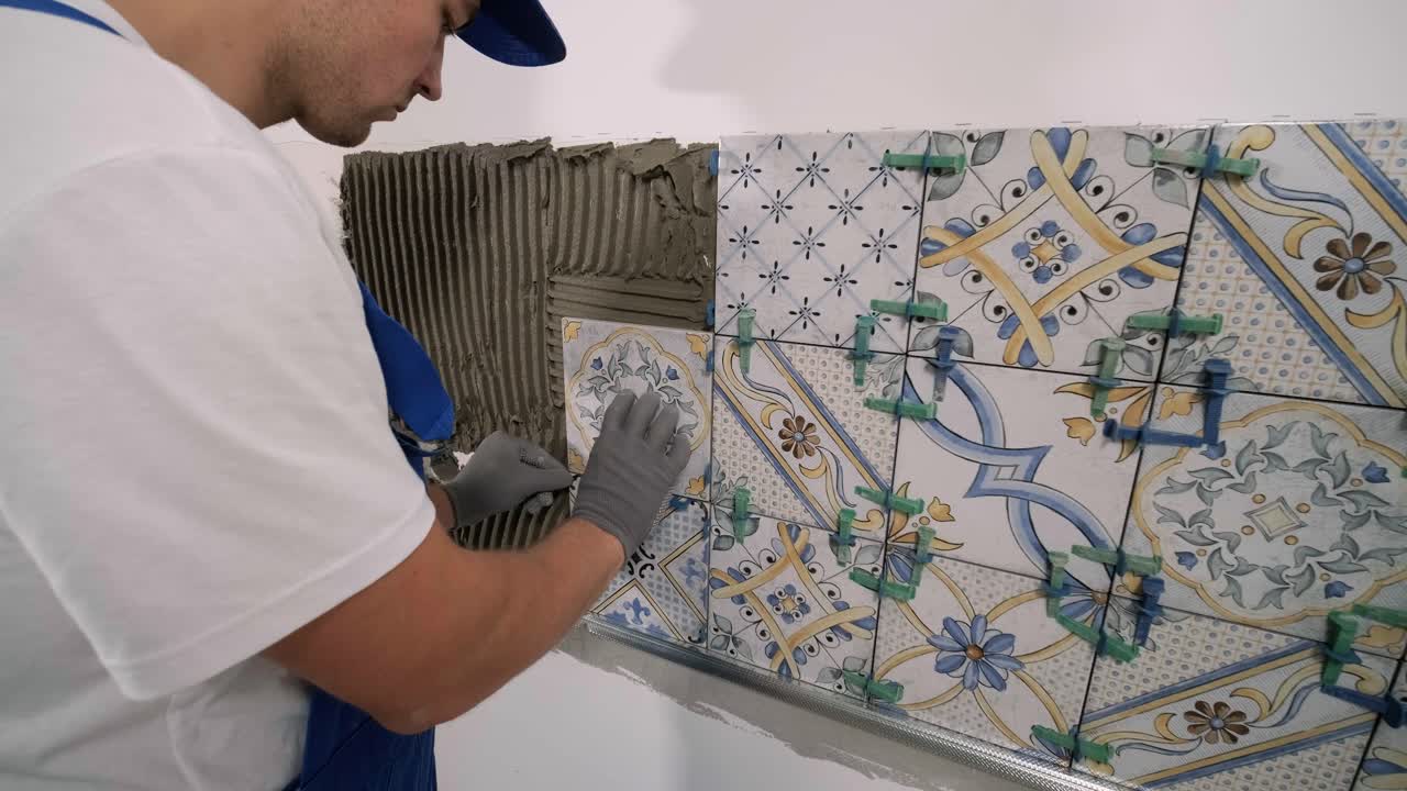 construcción, renovación, reparación de apartamentos. instalación de azulejos de cerámica para el suelo - medición y corte de las piezas. cortes de azulejas. corte de azulajes
