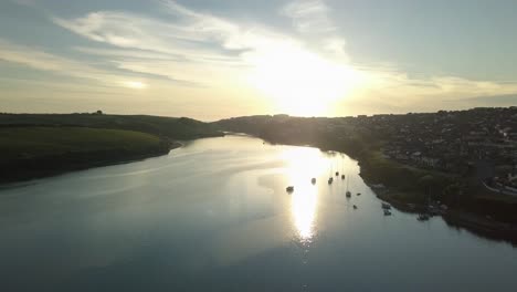 Hermoso-Amanecer-Reflexionando-Sobre-Las-Tranquilas-Aguas-Del-Río-Gannel-Durante-El-Verano-En-Newquay,-Inglaterra,-Reino-Unido