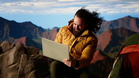 hiker defies the harsh winds and cold weather to stay connected online