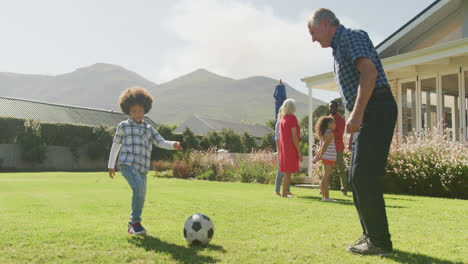 video de una familia diversa jugando al fútbol afuera