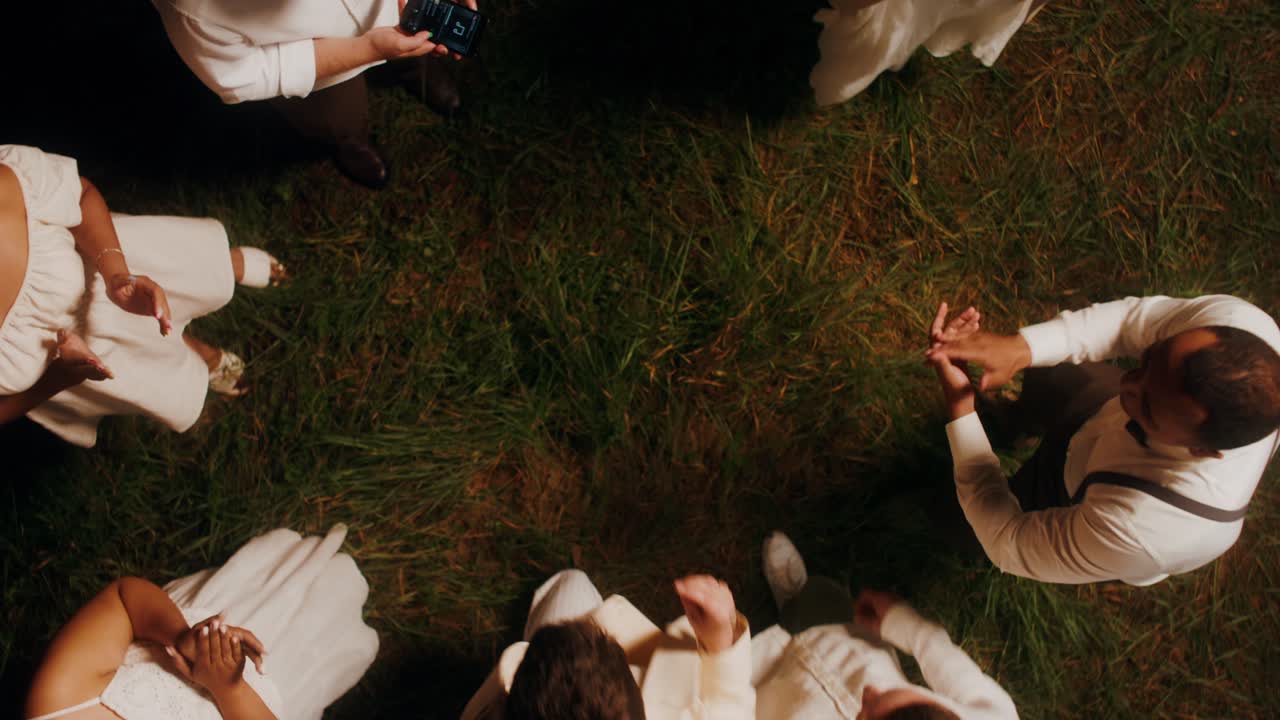 사람들이 원으로 춤을 추고 있습니다.