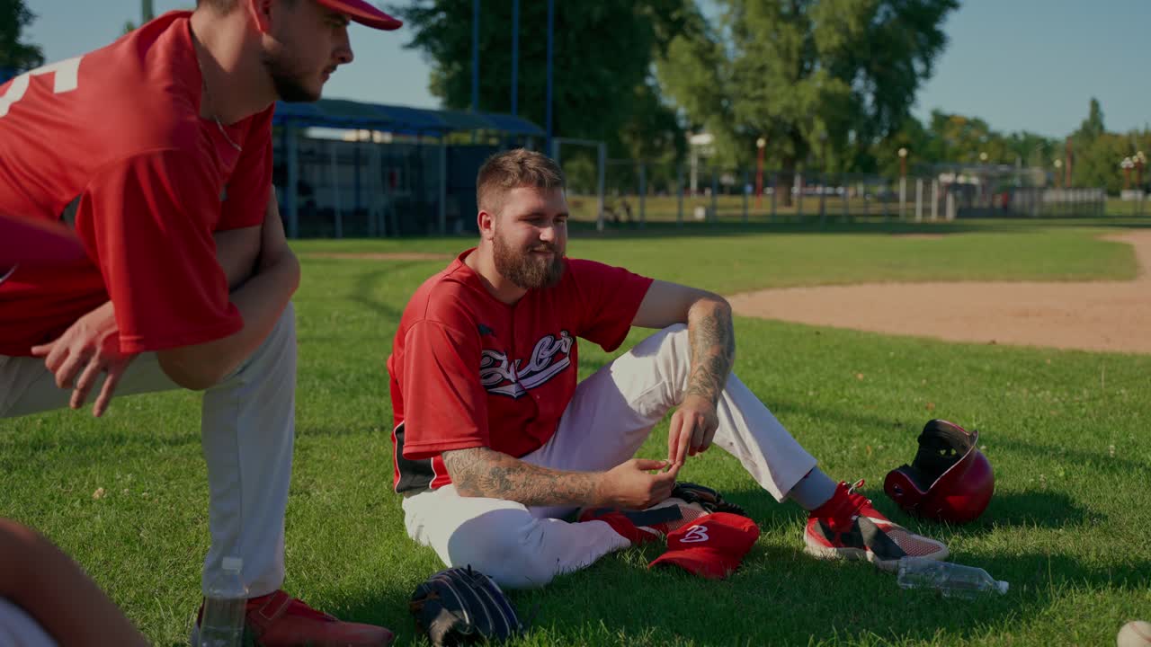 Team di baseball che si rilassa sul campo