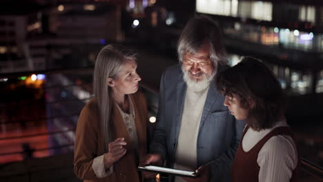 Tablet,-Zusammenarbeit-Und-Abend-Mit-Einem-Unternehmen