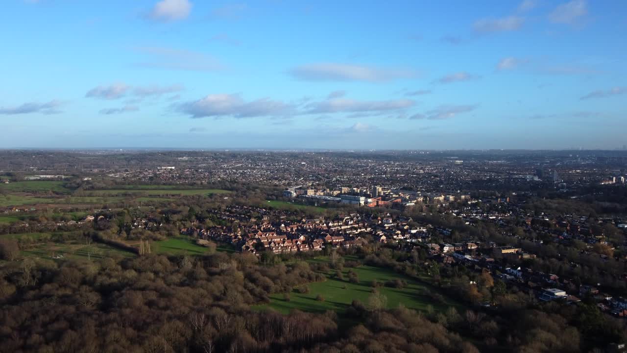 amplio panorama aéreo de una típica ciudad inglesa en verano sol y cielo azul