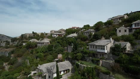 Calles-Cubiertas-De-Naturaleza-Verde