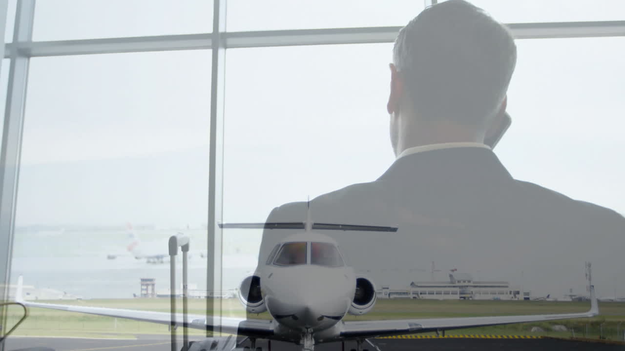 전화로 이야기하는 사업가, 공항 터미널 배경에서 비행기 애니메이션