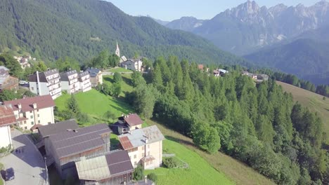 無人機在山村和松樹上空