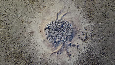vista aérea de un abrevadero seco con senderos de juego en la árida región de kalahari en el sur de áfrica-1
