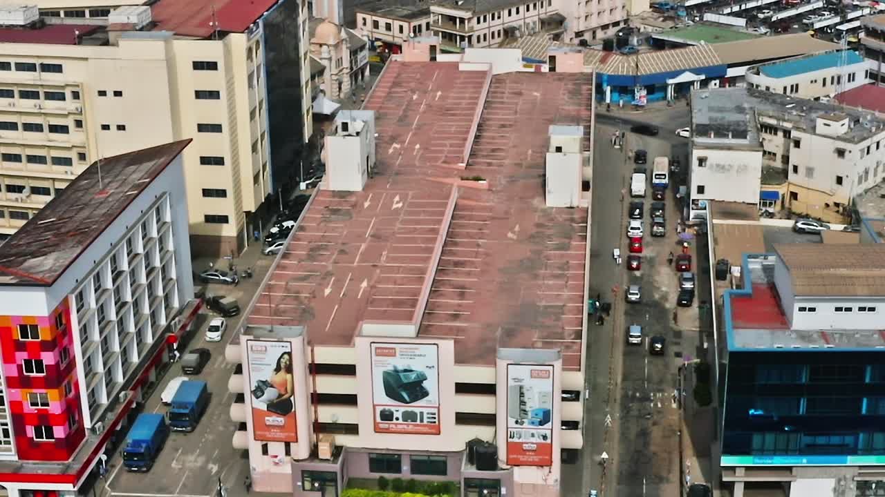 Vista di una strada trafficata ad Accra con edifici e auto parcheggiate