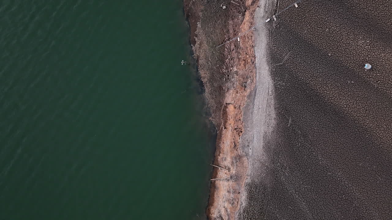 orillas secas del pantano de sau, cataluña en españa