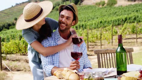 pareja bebiendo vino en la granja