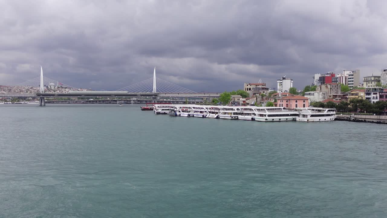 보트 와 다리 를 가진 이스탄불 도시 풍경