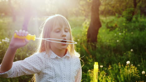 Una-Niña-Despreocupada-Juega-Con-Pompas-De-Jabón-Cálido-Día-De-Primavera